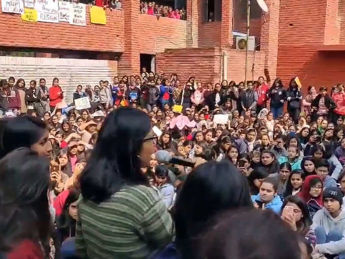 स्वाति मालीवाल ने छात्राओं से सुनी आपबीती   