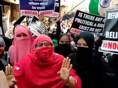 CAA: कानपुर में सड़क पर जारी प्रदर्शन, महिलाएं बोलीं, पहले गोरों से लड़े, आज की लड़ाई चोरों से