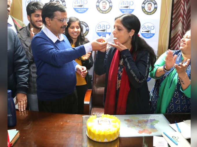 अरविंद केजरीवाल की पत्नी सुनीता केजरीवाल का आज बर्थडे है, उन्होंने पार्टी दफ्तर में केक काटकर जन्मदिन और जीत का जश्न मनाया