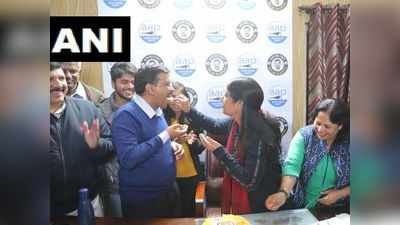 आप दफ्तर में पार्टी की जीत और केजरीवाल की पत्नी सुनीता के जन्मदिन का जश्न