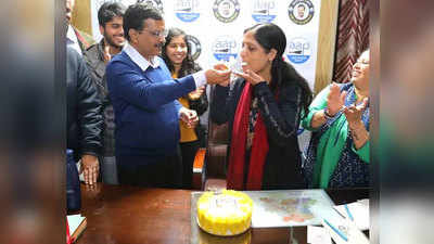 दिल्ली के दिल में फिर केजरीवाल, केक काटकर दी पत्नी को जन्मदिन की बधाई