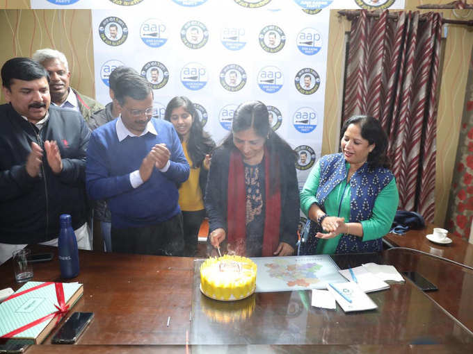 जीत और सुनीता केजरीवाल के जन्मदिन की खुशी में आप दफ्तर में कटा केक