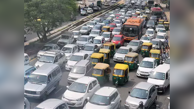दिल्ली चुनावः नतीजों के बाद जश्न के लिए सड़कों पर लोग, ट्रैफिक हुआ जाम
