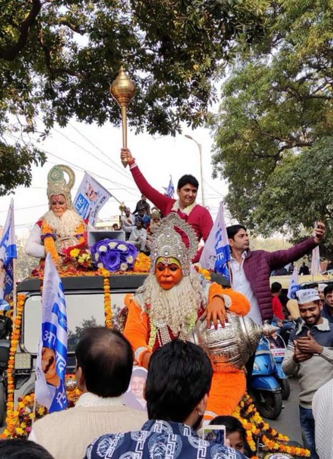 ग्रेटर कैलाश से आम आदमी पार्टी के विधायक चुने गए सौरव भारद्वाज ने खास अंदाज में निकाला रोड शो।