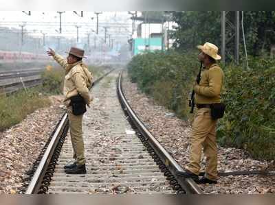 రైల్వే ట్రాక్‌పై ఆత్మహత్య.. తల ఎత్తుకెళ్లిన కుక్క, తీవ్రంగా గాలిస్తున్న పోలీసులు