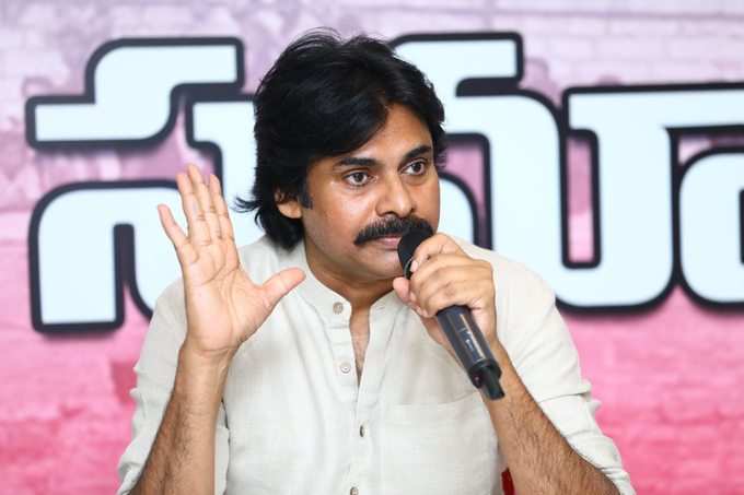 పవన్‌తో ఆటలా.. ఫ్యాన్స్‌తో పెట్టుకుంటే!!