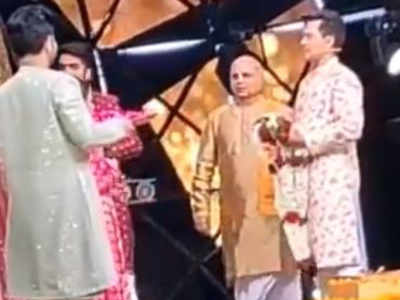 नेहा कक्‍कड़ और आदित्‍य नारायण की हो गई शादी, सामने आया जयमाला और फेरों का विडियो