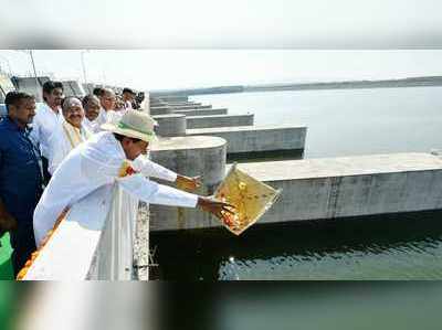 కాళేశ్వరంలో కేసీఆర్.. గోదారి తల్లికి సారె సమర్పణ