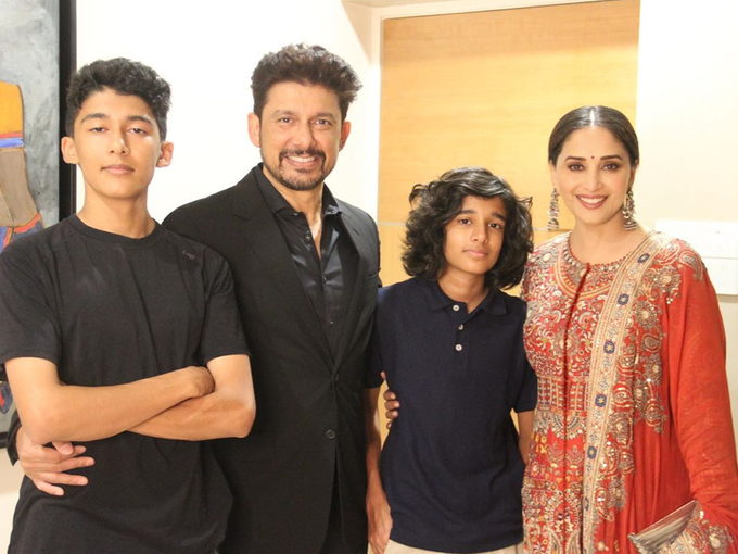 madhuri-dixit-with-family