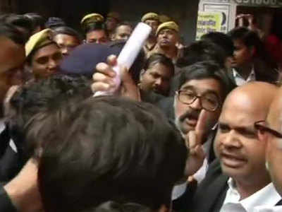 लखनऊ कचहरी में वकील पर बम से हमला: बार असोसिएशन महामंत्री समेत 17 पर मुकदमा