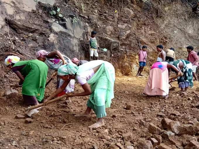 మెటల్ రోడ్డు వేస్తామంటున్న అధికారులు