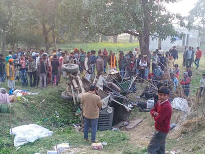 बलरामपुरः ट्रैक्टर से टकराई जीप, 4 लोगों की मौत, 18 घायल