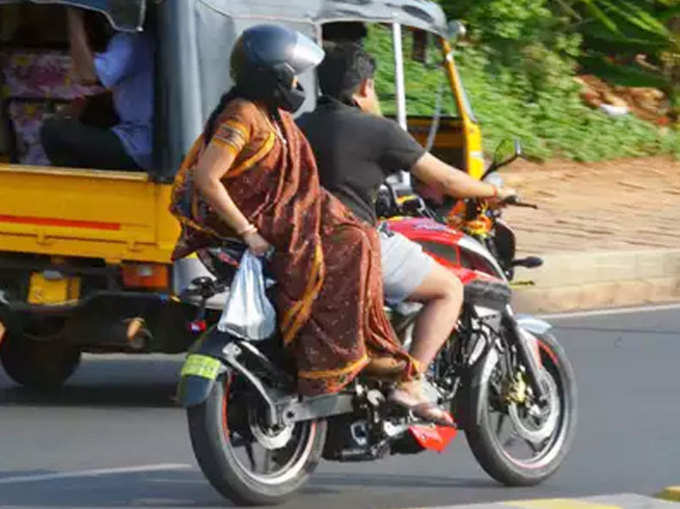 bike-women-sari