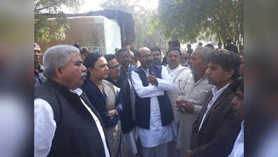 कानपुर: धार्मिक आयोजन में भिड़े थे दो गुट, कांग्रेस नेताओं ने गांव का दौरा कर पीड़ितों से की मुलाकात