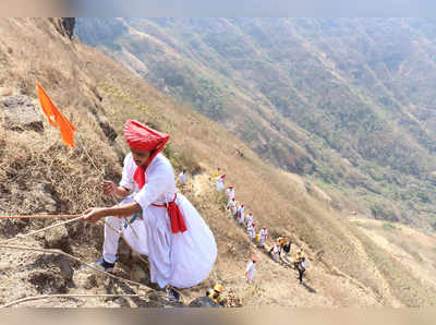 पुणे: तानाजी मालुसरेंना मानवंदना! सिंहगडाचा पश्चिमकडा केला सर