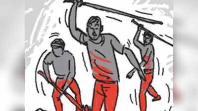 मथुरा: शराब के नशे में धुत्त युवकों ने की महिलाओं से मारपीट, घटना सीसीटीवी में कैद