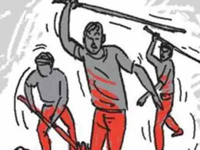 मथुरा: शराब के नशे में धुत्त युवकों ने की महिलाओं से मारपीट, घटना सीसीटीवी में कैद