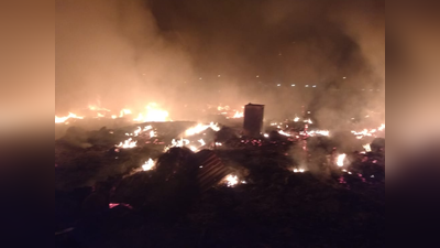 दिल्ली: रोहिणी की बंगाली बस्ती में भीषण आग, कई झोपड़ियां जलकर खाक हुईं