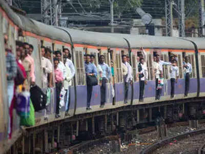 मुंबई लोकल की आज तीनों लाइनों पर रहेगा ब्लॉक