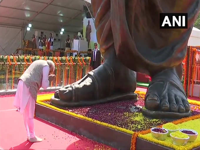 ​मूर्ति पर पुष्प चढ़ाते प्रधानमंत्री नरेंद्र मोदी