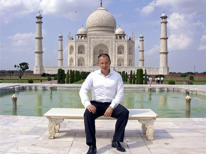 ताजमहल के सामने तस्वीर क्लिक करवाते बुल्गारिया के पूर्व PM 
