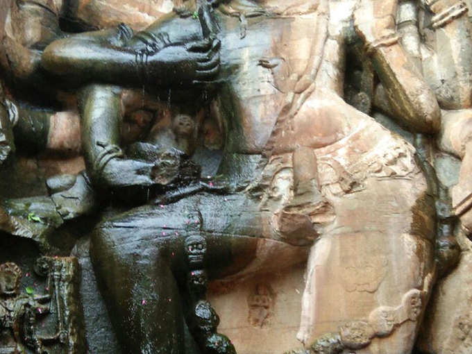 नीलकंठ मंदिर के नीचे उकेरी गई काल भैरव की विशाल प्रतिमा
