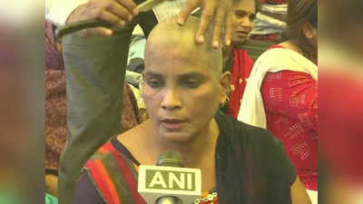 प्रोटेस्टः नियमित किए जाने की मांग को लेकर शिक्षिका ने सिर मुंडवाया, राहुल गांधी को भेजेंगी बाल