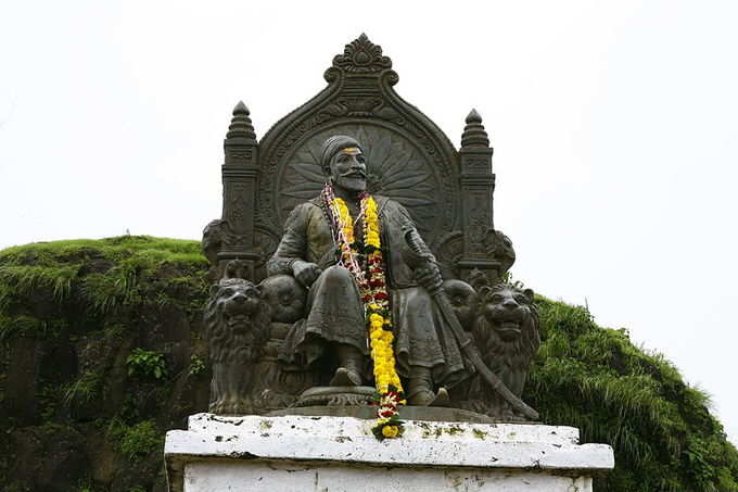 ​ಮೂಲ ಸಿಂಹಾಸನದ ಪ್ರತಿಕೃತಿ