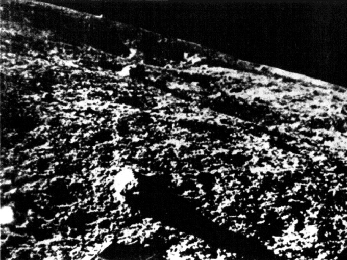 ​चंद्रमा के धरातल की पहली तस्वीर
