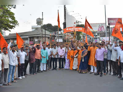 पठाण यांच्याविरोधात शिवसेनेची निदर्शने