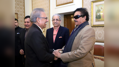 सिद्धू के बाद अब कांग्रेस के शत्रुघ्न सिन्हा पहुंचे पाक, राष्ट्रपति आरिफ अल्वी से मिलाते दिखे हाथ