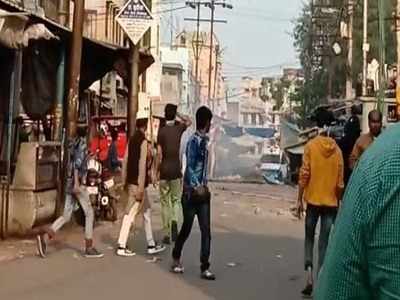 अलीगढ़: सीएए विरोध में फिर उपद्रव, पुलिस ने छोड़े आंसू गैस के गोले, आरएएफ जवान समेत 4 घायल, इंटरनेट बंद