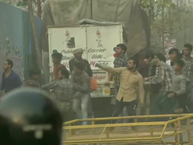 मौजपुर में CAA समर्थक-विरोधियों में पथराव, पुलिस हरकत में
