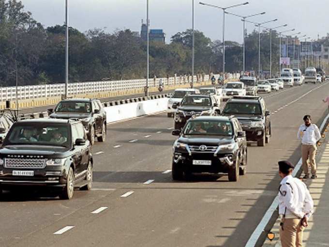 ​1 - ಸೋಮವಾರ ಬೆಳಗ್ಗೆ ಅಹಮದಾಬಾದ್‌ನಲ್ಲಿ ಲ್ಯಾಂಡಿಂಗ್