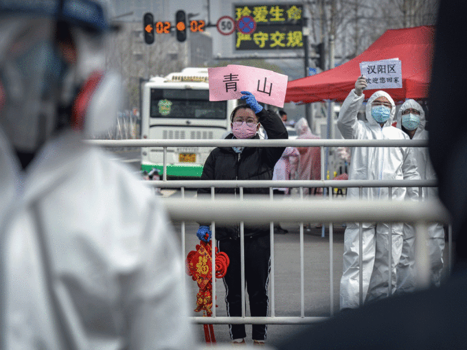 चीन ने बाहरी लोगों को वुहान से जाने की इजाजत दी