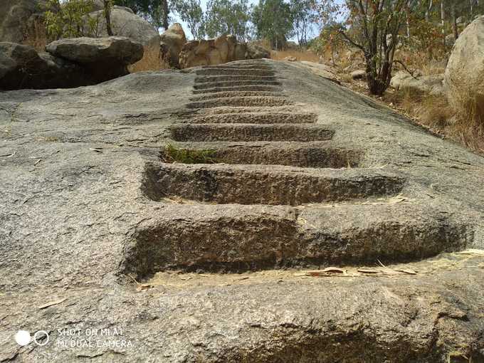 ​350-500 ಮೆಟ್ಟಿಲುಗಳಿವೆ