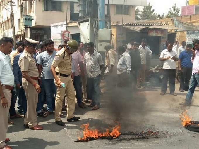 ಟೈರ್‌ಗೆ ಬೆಂಕಿ ಹಚ್ಚಿ ಪ್ರತಿಭಟನೆ