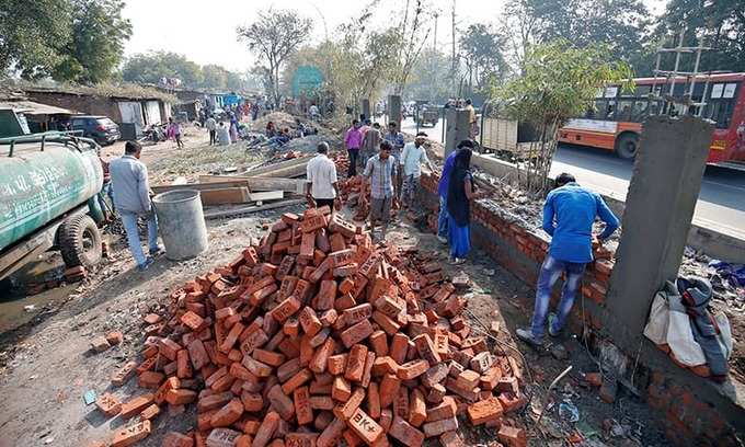 మురికి వాడలు కనిపించకుండా గోడలు