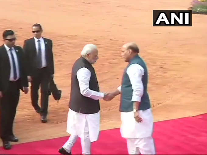 डोनाल्ड ट्रंप के स्वागत के लिए राष्ट्रपति भवन पहुंचे प्रधानमंत्री नरेंद्र मोदी, केंद्रीय रक्षामंत्री राजनाथ सिंह भी मौजूद।