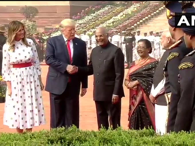 सेरिमोनियल वेलकम के बाद भारत के राष्ट्रपति रामनाथ कोविंद के साथ हल्के-फुल्के पलों के बीच राष्ट्रपति भवन से वापस लौटे डोनाल्ड ट्रंप।