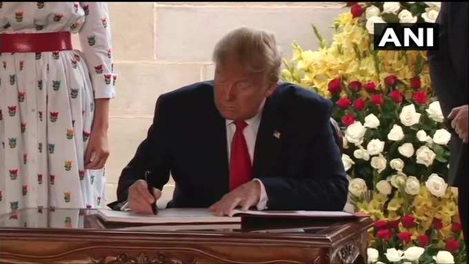 trump signs at rajghat