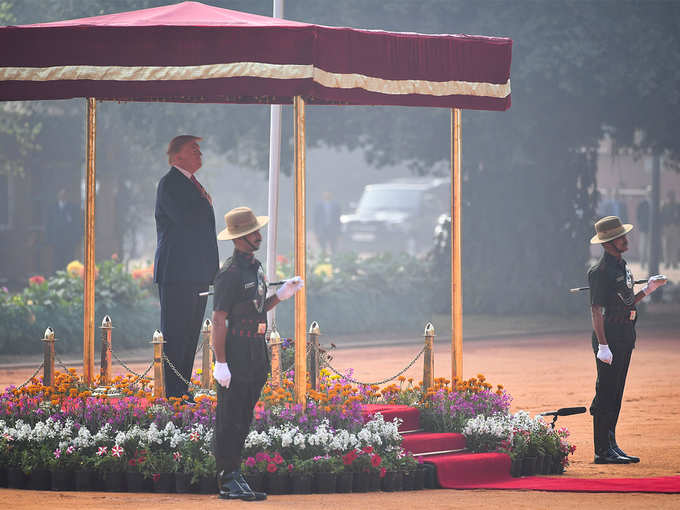 गार्ड ऑफ ऑनर लेते ट्रंप