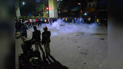 दिल्ली हिंसा: रातभर चलीं गोलियां, अपनी-अपनी गली की पहरेदारी करते रहे लोग