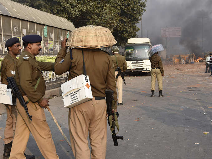 पुलिस वालों पर आफत