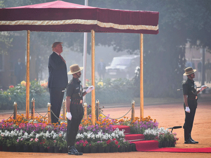 गार्ड ऑफ ऑनर स्वीकारताना ट्रम्प...