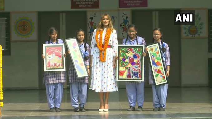 दिल्लीः सर्वोदय स्कूल की छात्राओं ने मेलानिया को भेंट कीं मधुबनी पेंटिंग
