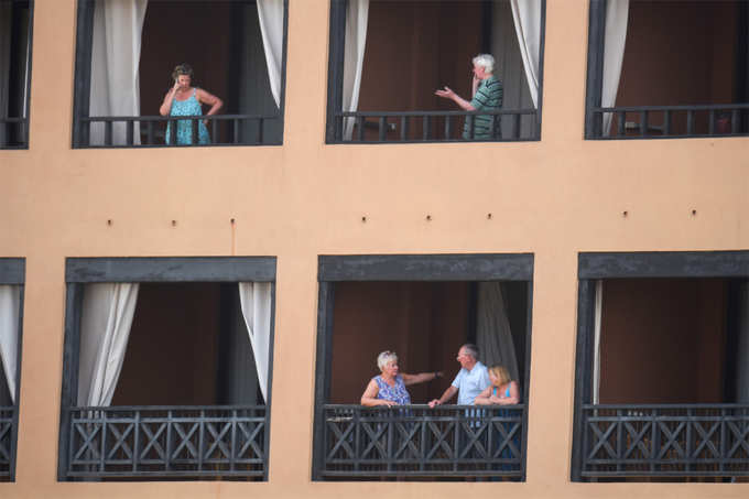 ​इटली में सैकड़ों पर्यटक होटल में फंसे
