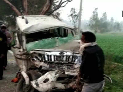 रामपुर में बस और कार के बीच भीषण टक्कर, पांच लोगों की मौत
