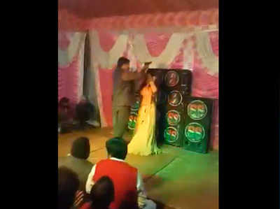 ​​शादी में डांसर के सामने बंदूक लहराकर किया तमंचे पर डिस्को, वायरल विडियो से आरोपी गिरफ्तार
