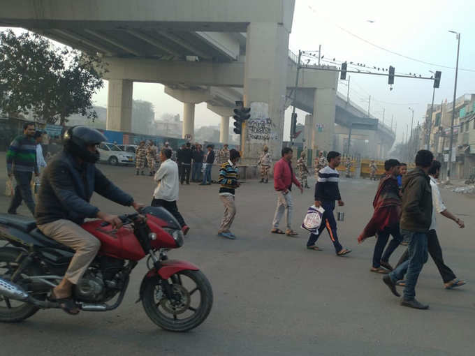 मौजपुर में सुरक्षा के बीच लोगों की चहलकदमी शुरू